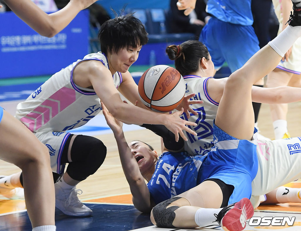 1쿼터, 삼성생명 김보미가 스틸을 시도하고 있다./rumi@osen.co.kr