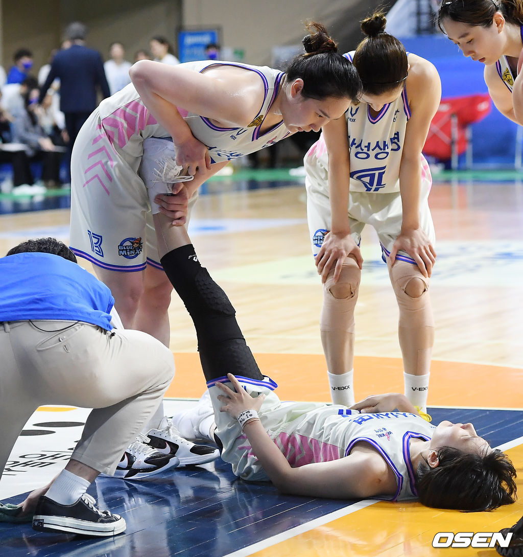 3일 오후 충청남도 아산 이순신체육관에서 ‘KB국민은행 Liiv M 2020-2021 여자프로농구' 플레이오프 3차전 아산 우리은행과 용인 삼성생명의 경기가 열렸다.3쿼터, 삼성생명 김단비가 김보미의 다리를 풀어주고 있다./rumi@osen.co.kr