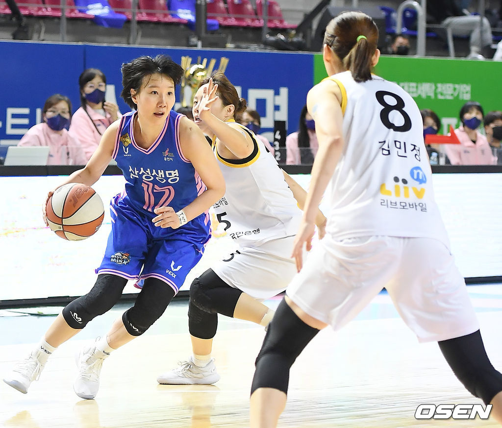 3쿼터 삼성생명 김보미가 드리블을 하고 있다. /youngrae@osen.co.kr
