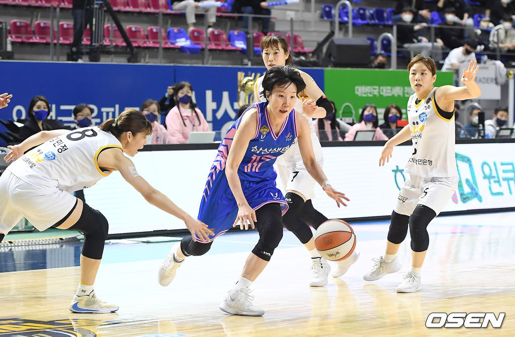 3쿼터 삼성생명 김보미가 드리블을 하고 있다. /youngrae@osen.co.kr