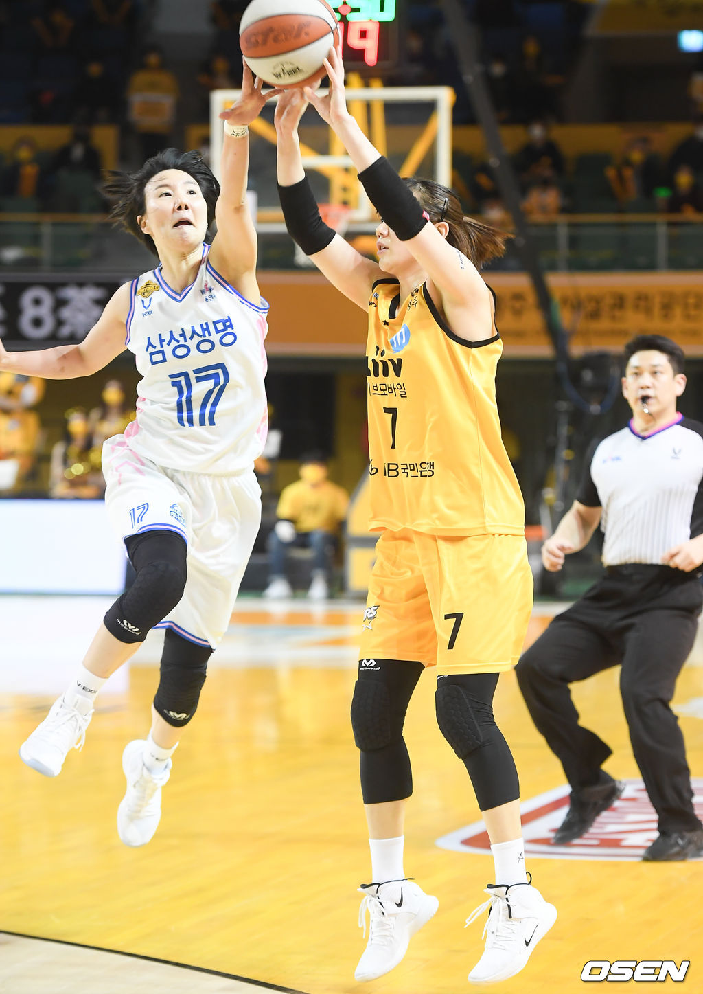 1쿼터 삼성생명 김보미가 KB스타즈 강아정의 3점슛을 슛블록 시도하고 있다. / soul1014@osen.co.kr
