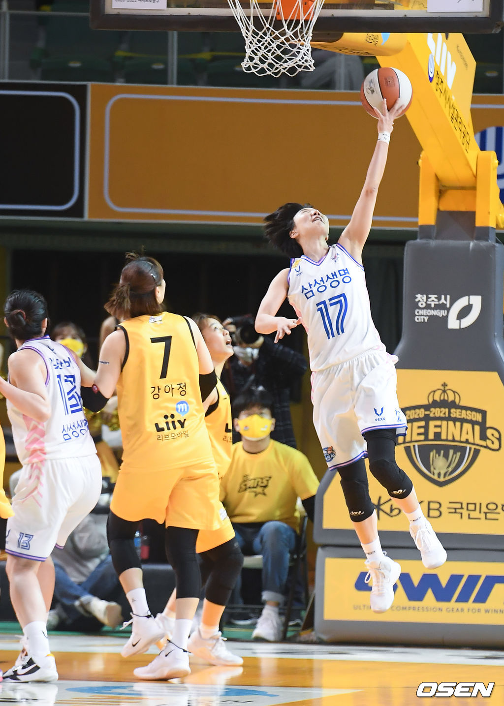 1쿼터 삼성생명 김보미가 리버스레이업슛을 성공시키고 있다. / soul1014@osen.co.kr