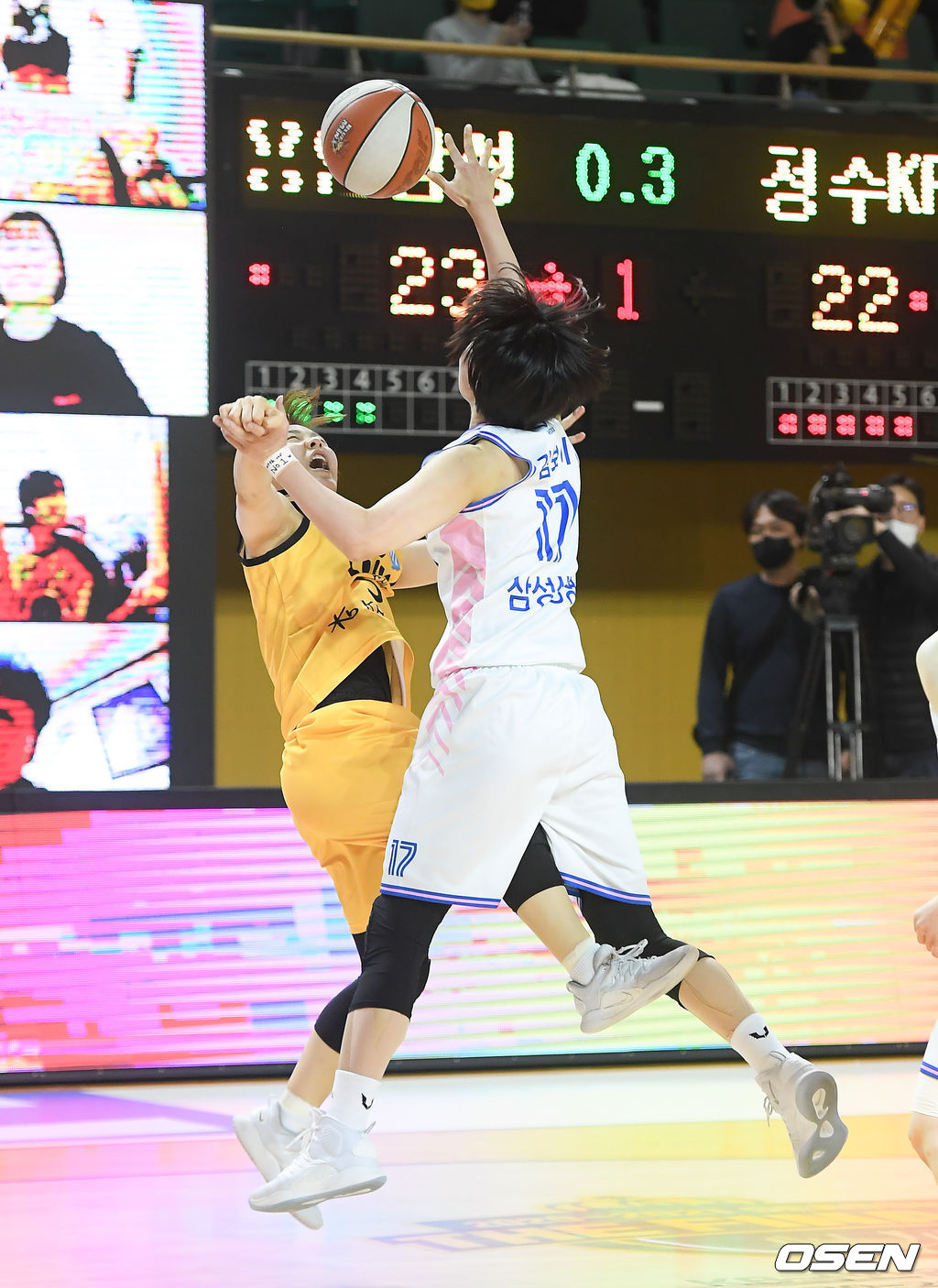 1쿼터 삼성생명 김보미가 KB스타즈 심성영의 슛을 슛블록하고 있다 / soul1014@osen.co.kr