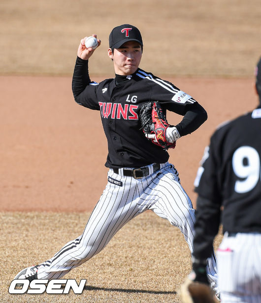 LG 트윈스가 26일 경기도 이천시 LG챔피언스파크에서 2021시즌을 준비하는 스프링캠프를 차리고 담금질에 나섰다.LG 이주형이 수비훈련을 하고 있다.  / soul1014@osen.co.kr