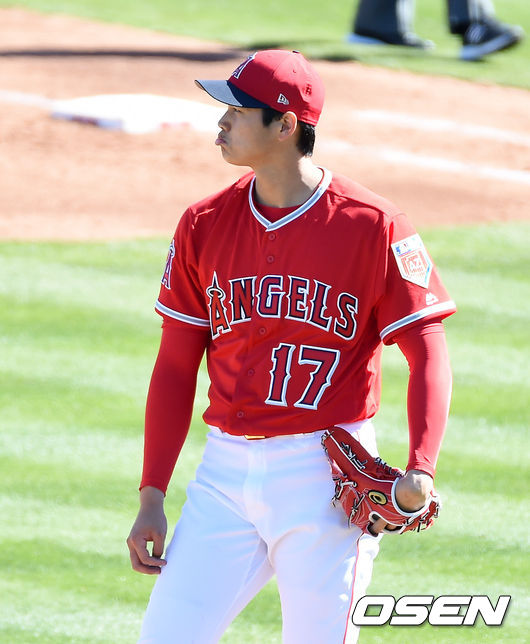 25일(한국시간) 미국 애리조나주 템피의 디아블로 스타디움에서 열린 '2018 메이저리그 시범경기' LA 에인절스와 밀워키 브루어스의 경기, 2회초 에인절스 선발 오타니가 밀워키 브록스턴에 솔로포를 허용하며 아쉬워하고 있다. /jpnews@osen.co.kr