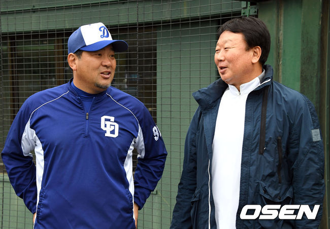 [OSEN=오키나와, 손용호 기자] 12일 일본 오키나와 차탄 구장에서 선동렬 전 국가대표팀 감독이 KIA 투수들의 불펜 피칭을 지켜보고 있다./spjj@osen.co.kr