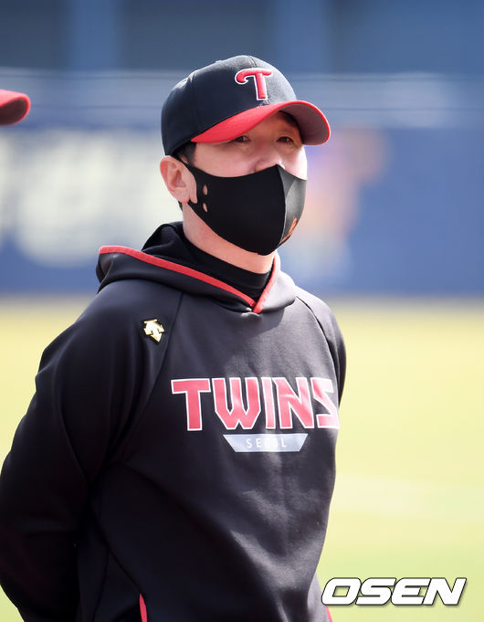 3일 창원NC파크에서 NC 다이노스와 LG 트윈스의 연습경기가 열린다. 경기에 앞서 LG 류지현 감독이 훈련 중인 선수들을 지켜보고 있다. /cej@osen.co.kr