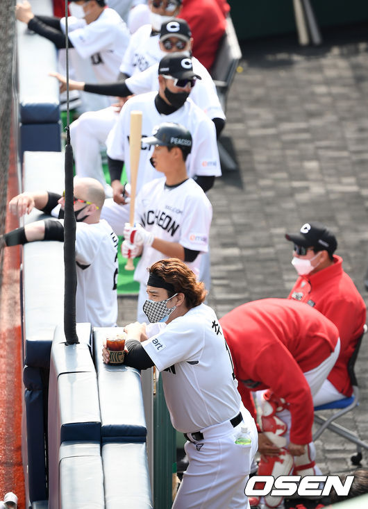 KT 위즈와 SSG 랜더스가 13일 울산 문수야구장에서 연습경기를 가졌다.SSG 추신수가 경기를 지켜보고 있다. /youngrae@osen.co.kr