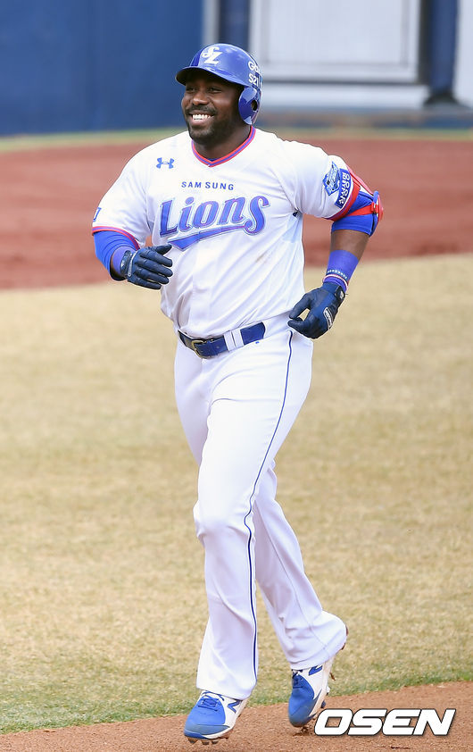 14일 오후 대구 삼성라이온즈파크에서 삼성 라이온즈와 LG 트윈스의 연습경기가 열렸다.1회말 2사 삼성 피렐라가 솔로 홈런을 때린 뒤 베이스를 돌고 있다. /youngrae@osen.co.kr