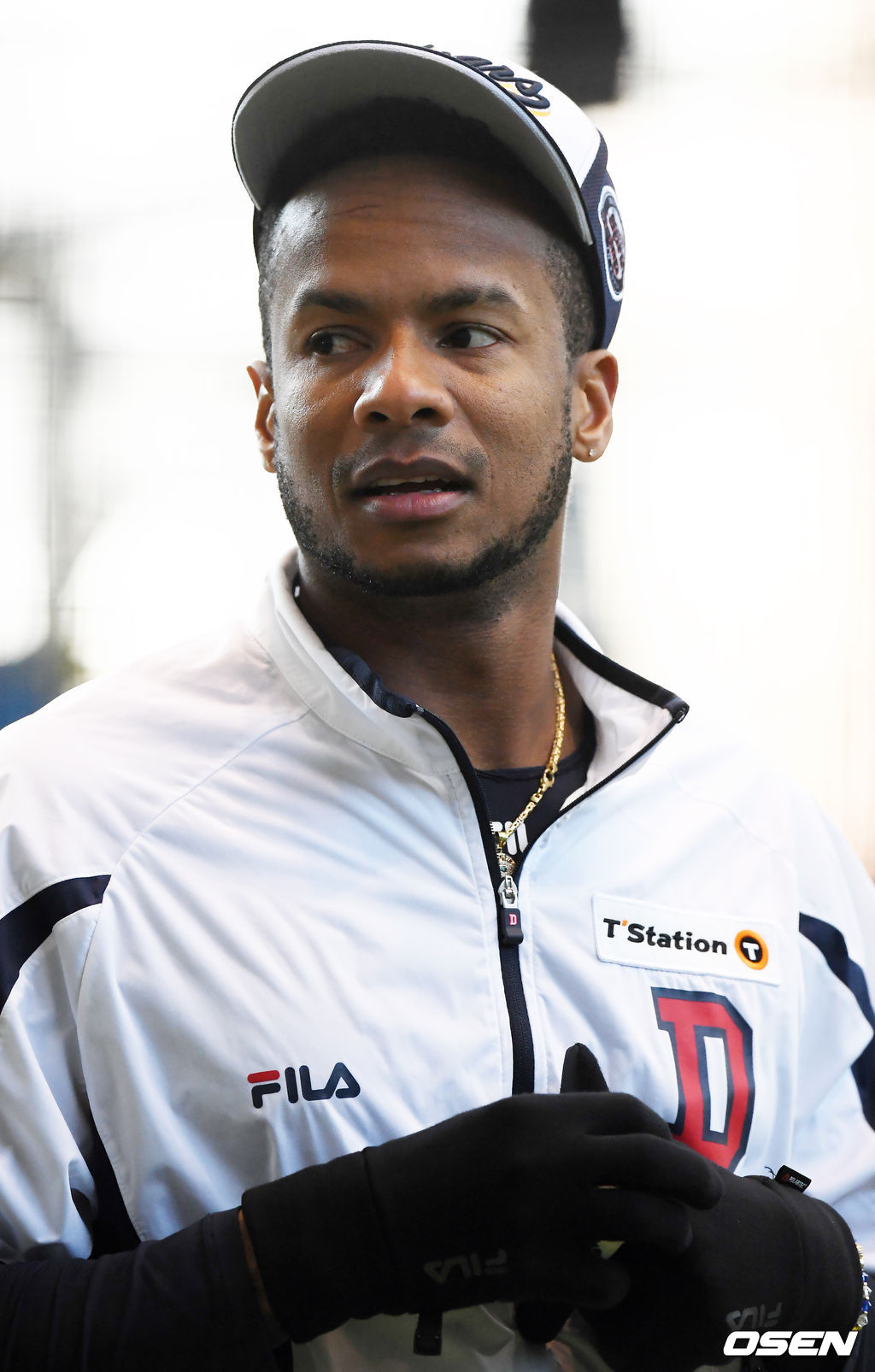 두산 미란다가 공을 들고 몸을 풀고 있다./rumi@osen.co.kr