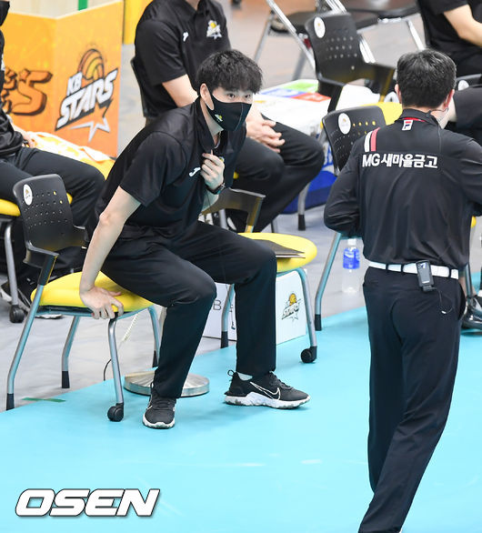 박철우 폭행사건으로 올시즌 남은 경기 출장포기 의사를 밝혔던 KB손해보험 이상열 감독. 경기 앞서 KB손해보험 이경수 코치가 심판에게 자리 이동을 전달 받고 있다. / soul1014@osen.co.kr