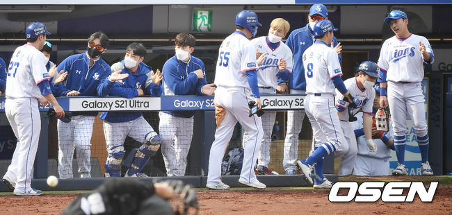14일 오후 대구 삼성라이온즈파크에서 삼성 라이온즈와 LG 트윈스의 연습경기가 열렸다.5회말 2사 만루 삼성 김응민, 이성곤, 김호재가 이성규의 안타로 득점을 올린 뒤 동료들과 기뻐하고 있다. /youngrae@osen.co.kr