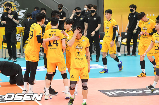 경기종료 후 풀세트 끝에 패배한 KB손해보험 선수들이 아쉬워하고 있다. / soul1014@osen.co.kr