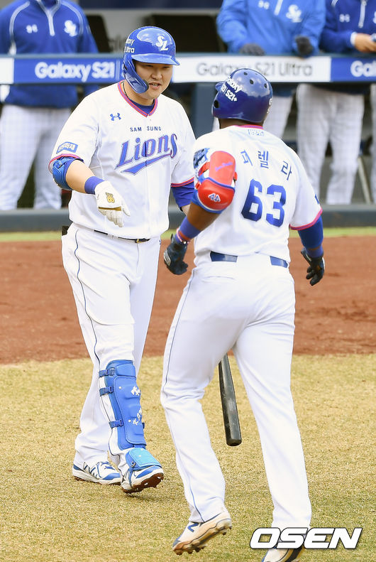 14일 오후 대구 삼성라이온즈파크에서 삼성 라이온즈와 LG 트윈스의 연습경기가 열렸다.1회말 2사 삼성 오재일리 솔로 홈런을 때린 피렐라와 세레머니를 하고 있다. /youngrae@osen.co.kr