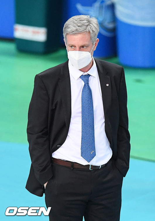 2세트 대한항공 산틸리 감독이 아쉬운 표정으로 경기를 지켜보고 있다. /soul1014@osen.co.kr