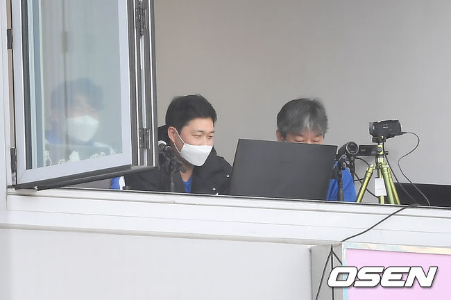 14일 오후 대구 삼성라이온즈파크에서 삼성 라이온즈와 LG 트윈스의 연습경기가 열렸다.삼성 오승환이 일일 해설을 진행하고 있다. /youngrae@osen.co.kr