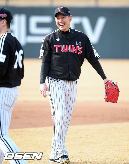 LG 송은범이 스프링캠프 훈련 도중 미소짓고 있다. / soul1014@osen.co.kr