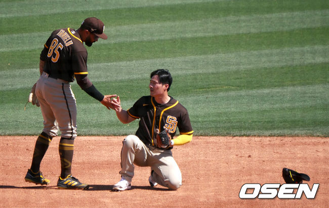 [OSEN=글렌데일(미 애리조나주), 이사부 통신원]2회말 김하성이 다저스 쉘든 노이스의 타구에 3루수 닉 타니엘루와 충돌하는 아찔한 상황이 발생했다. 김하성을 일으켜 세워주는 닉 타니엘루. /lsboo@osen.co.kr