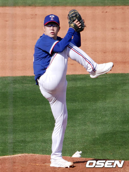 [OSEN=서프라이즈(미 애리조나주), 이사부 통신원]양현종이 힘차게 볼을 뿌리고 있다. /lsboo@osen.co.kr