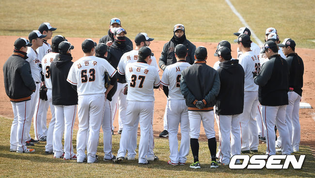 한화 로사도 코치가 투수조와 이야기를 나누고 있다. /youngrae@osen.co.kr