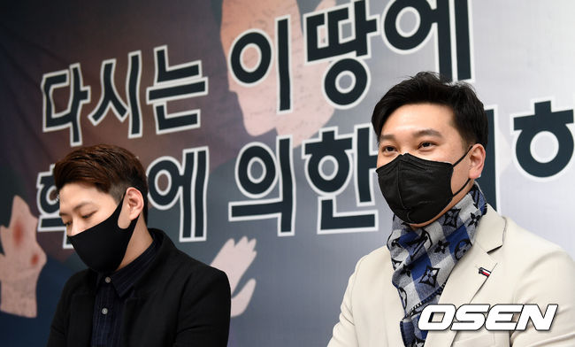 15일 오후 서울 강남구에 위치한 모임센터에서 A선수 학폭 주장 피해자 기자회견이 진행됐다.A선수의 학폭 주장 피해자가 취재진의 질문에 답을 하고 있다. /sunday@osen.co.kr