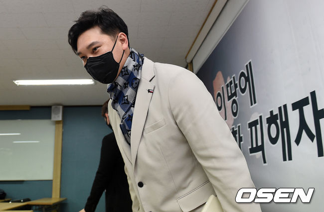 15일 오후 서울 강남구에 위치한 모임센터에서 A선수 학폭 주장 피해자 기자회견이 진행됐다.A선수의 학폭 주장 피해자가 기자회견을 마치고 나가고 있다. /sunday@osen.co.kr