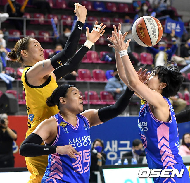 1쿼터, KB스타즈 박지수와 삼성생명 김한별-김보미가 루즈볼 다툼을 벌이고 있다. / dreamer@osen.co.kr
