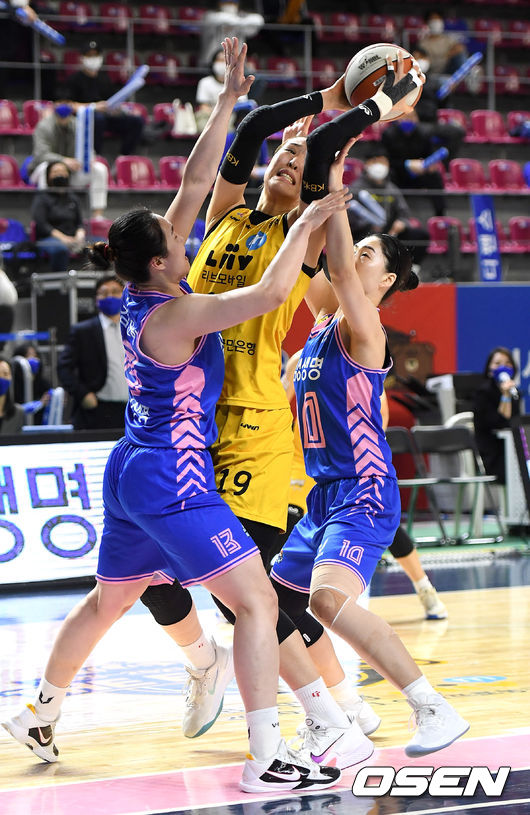 1쿼터, KB 박지수가 김단비와 김한비에게 더블팀 수비를 당하고 있다. / dreamer@osen.co.kr