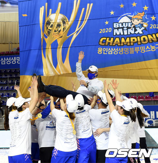 삼성생명 임근배 감독이 우승 헹가래를 받고 있다. / dreamer@osen.co.kr