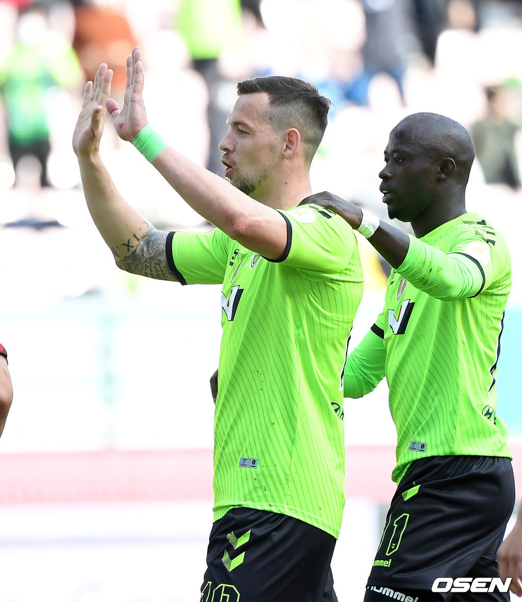27일 오후 전북 전주월드컵경기장에서 ‘하나원큐 K리그1 2021’ 전북 현대와 FC 서울의 경기가 열렸다.후반 선제골을 성공시킨 전북 일류첸코가 환호하고 있다. /sunday@osen.co.kr