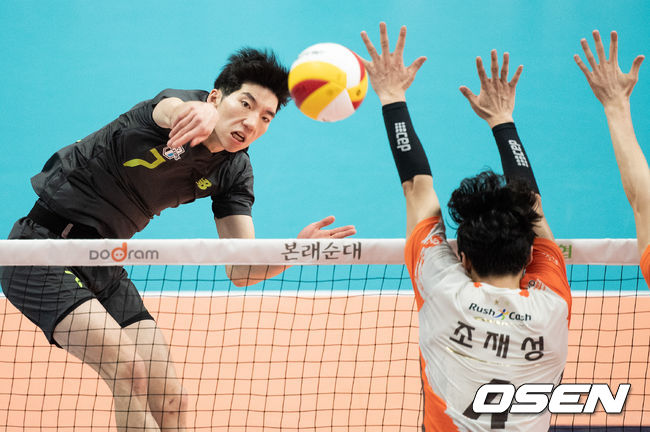 1세트 현대캐피탈 허수봉이 강타를 날리고 있다. / soul1014@osen.co.kr