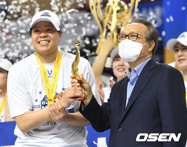 MVP를 거머쥔 삼성생명 김한별이 이병완 WKBL 총재와 포즈를 취하고 있다. / dreamer@osen.co.kr