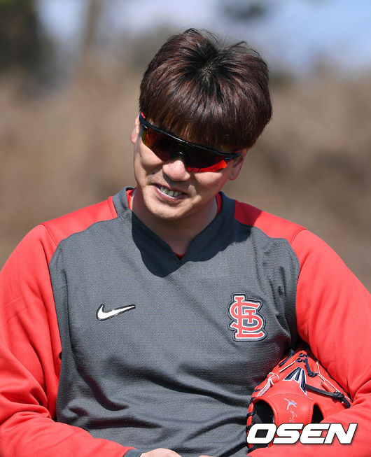 세인트루이스 김광현이 캐치볼 훈련을 마치고 나가고 있다. /sunday@osen.co.kr