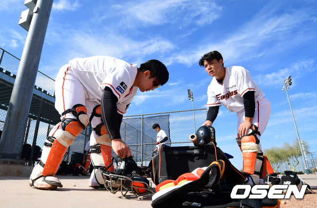 한화 포수 최재훈과 허관회가 훈련을 준비하고 있다. /jpnews@osen.co.kr