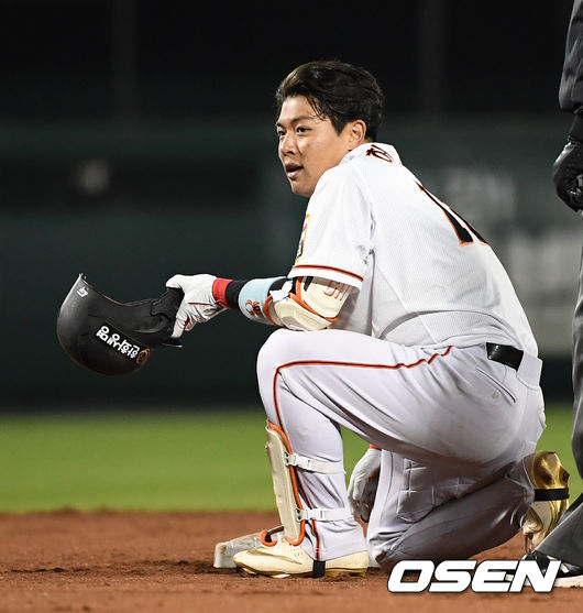 한화 허관회가 좌중간 안타를 치고 2루로 달려갔지만 아웃되고 말았다./sunday@osen.co.kr