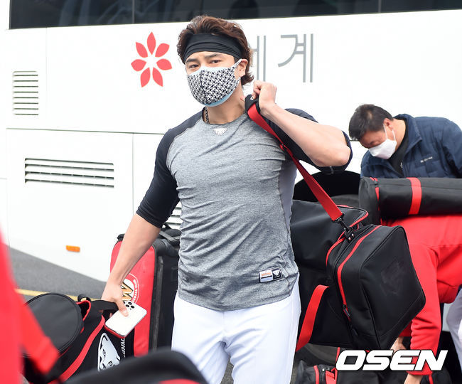 SSG 추신수가 구단 버스에서 내려 개인 장비를 챙겨서 클럽하우스로 이동하고 있다. /youngrae@osen.co.kr