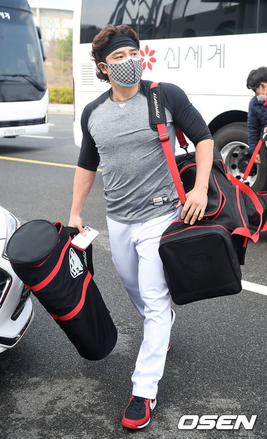 SSG 추신수가 버스에서 내려 클럽 하우스로 이동하고 있다. /youngrae@osen.co.kr