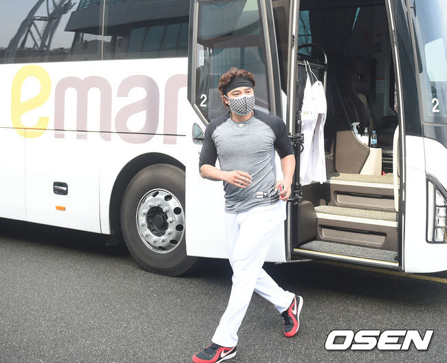 SSG 추신수가 구단 버스에서 하차하고 있다. /youngrae@osen.co.kr