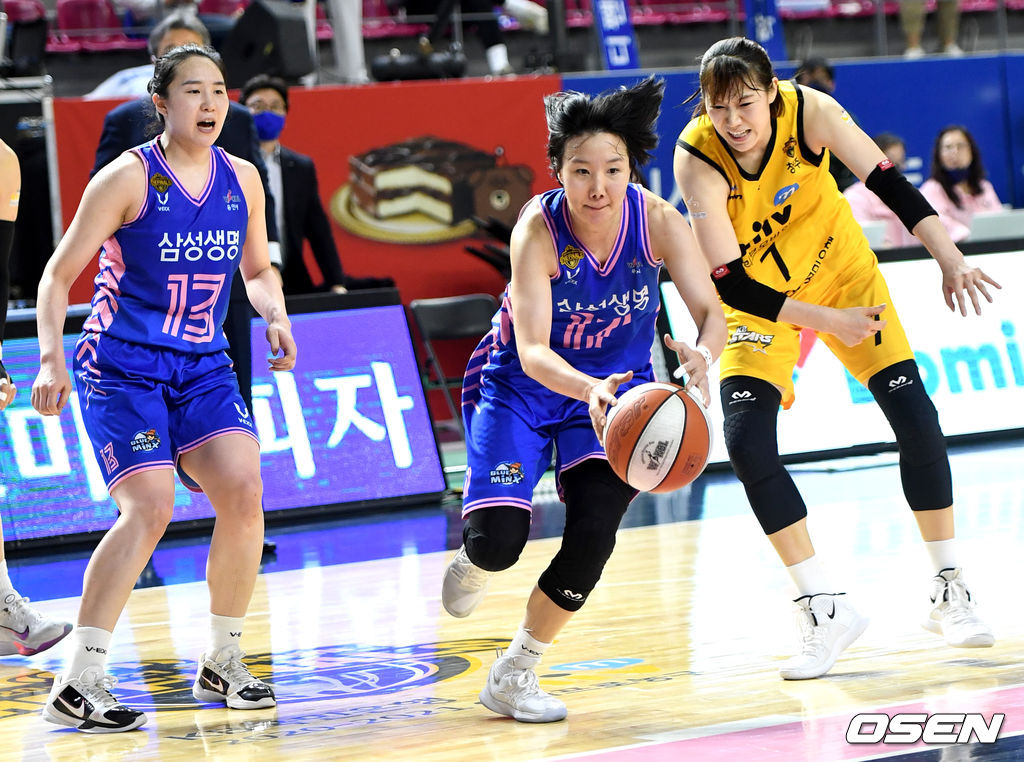 4쿼터, 삼성생명 김보미가 공격 리바운드를 잡아 돌파하고 있다. / dreamer@osen.co.kr