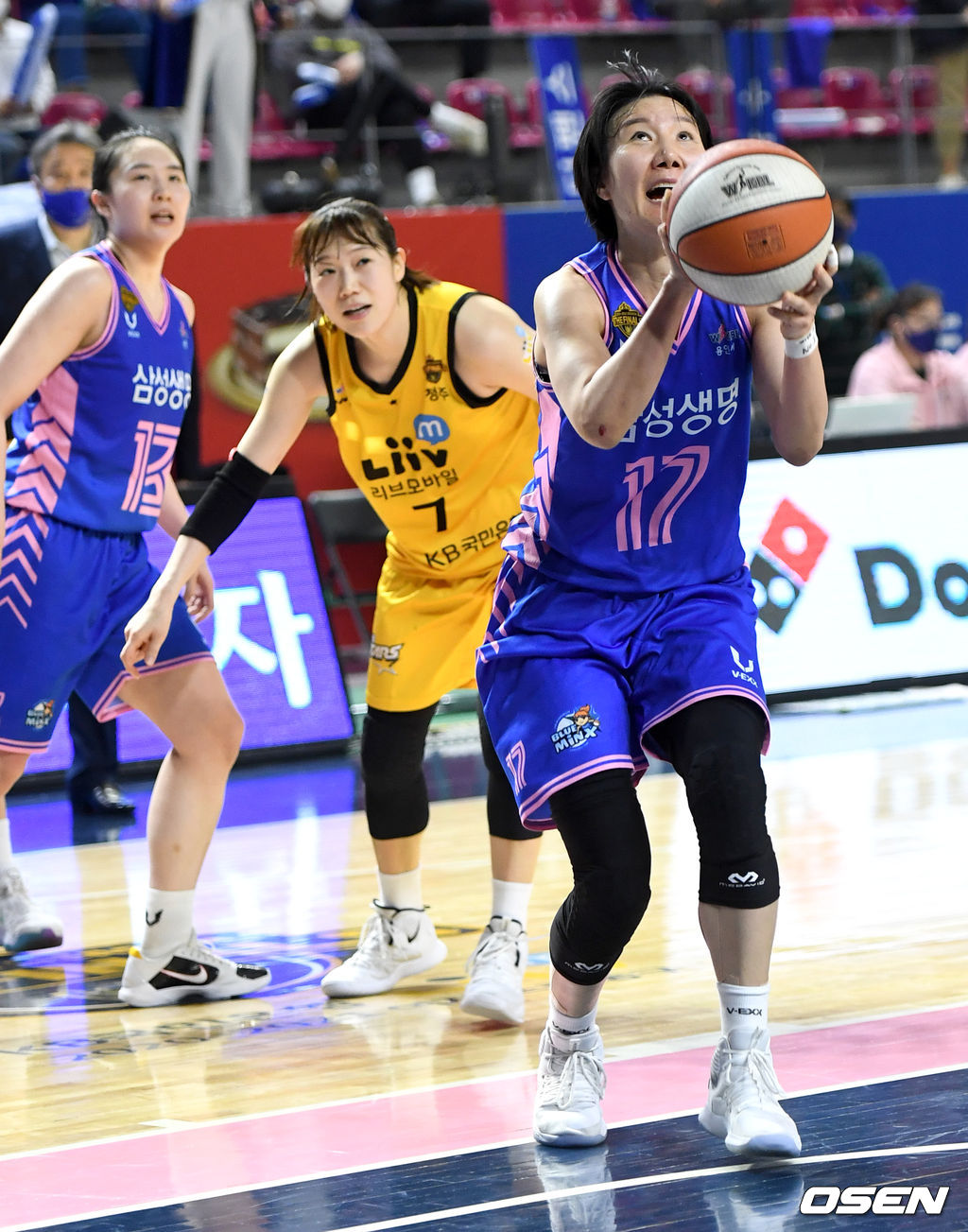 4쿼터, 삼성생명 김보미가 공격 리바운드를 잡아 슛을 시도하고 있다. / dreamer@osen.co.kr