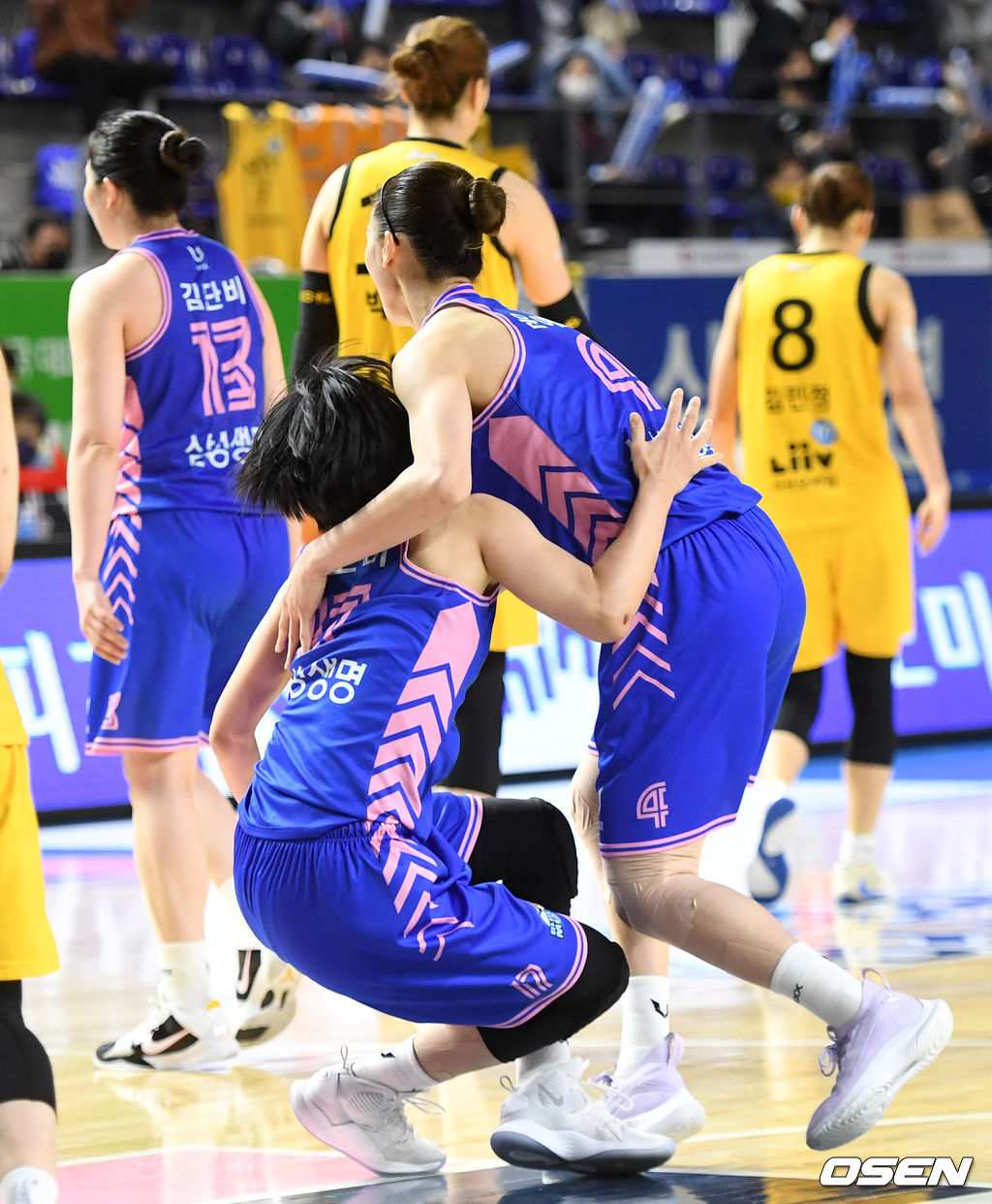 4쿼터, 삼성생명 김보미가 작전타임으로 향할 때 다리에 힘이 풀려 넘어지고 있다. / dreamer@osen.co.kr