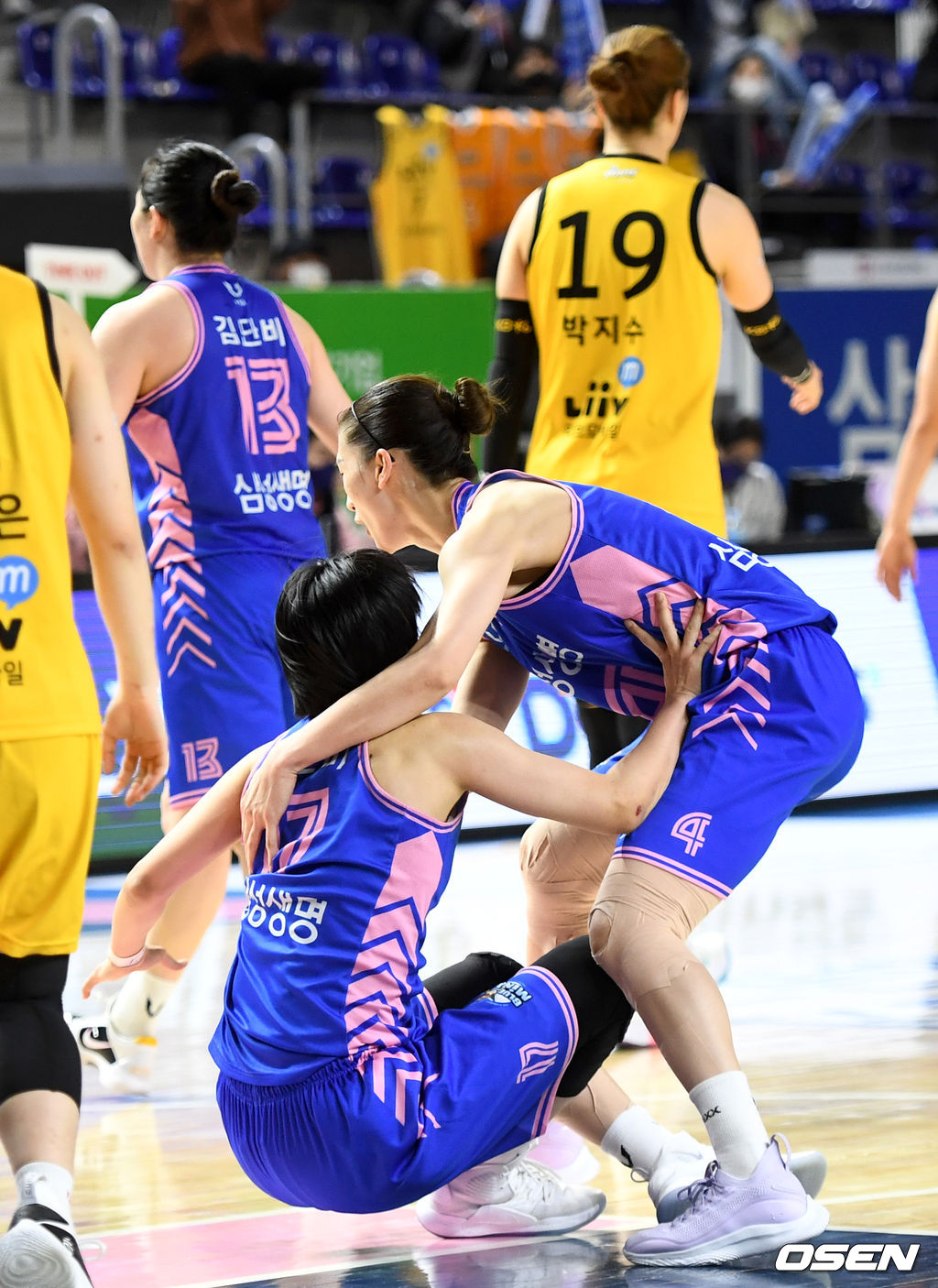 4쿼터, 삼성생명 김보미가 슛을 성공시킨 뒤 다리에 힘이 풀려 넘어지고 있다. / dreamer@osen.co.kr