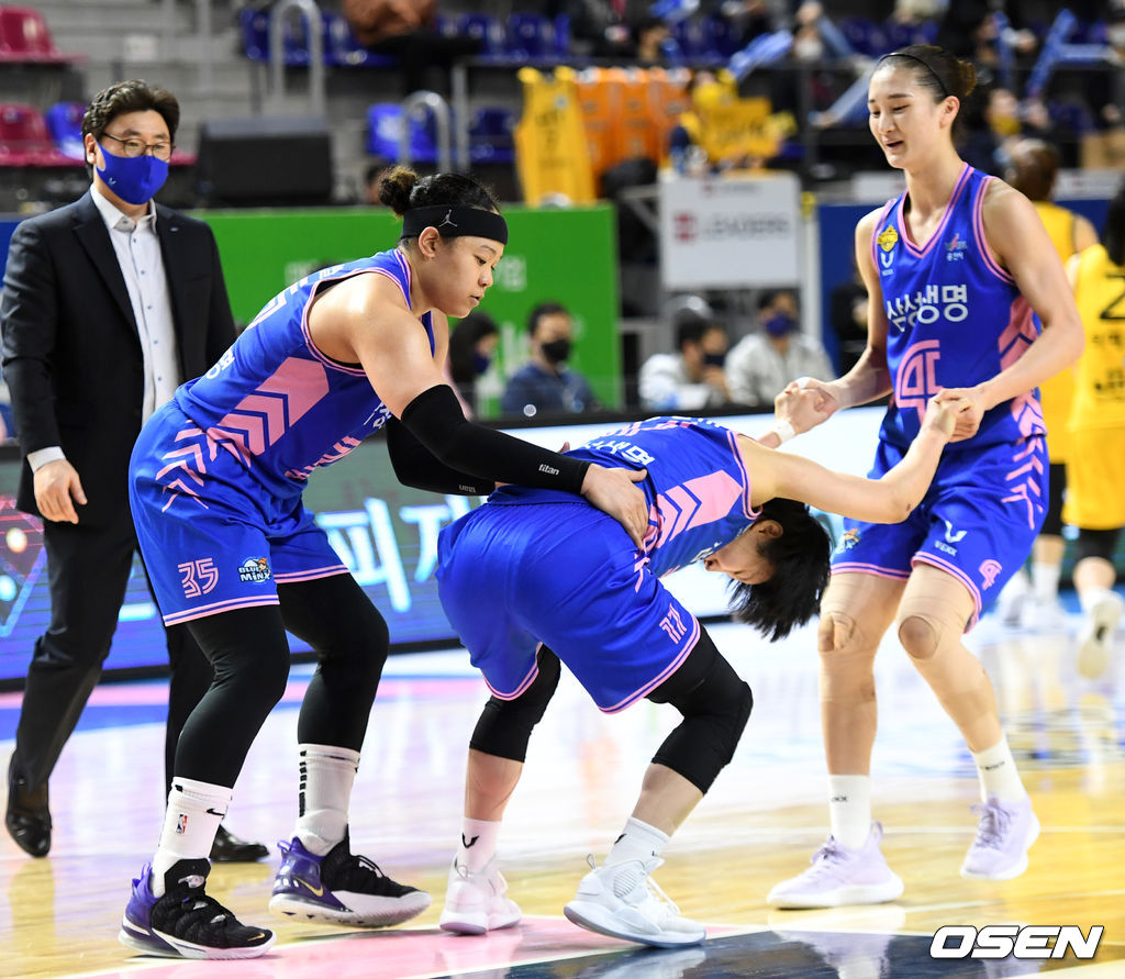 4쿼터, 삼성생명 김보미가 슛을 성공시킨 뒤 다리에 힘이 풀려 넘어졌다. 김보미를 부축하는 윤예빈과 김한별. / dreamer@osen.co.kr