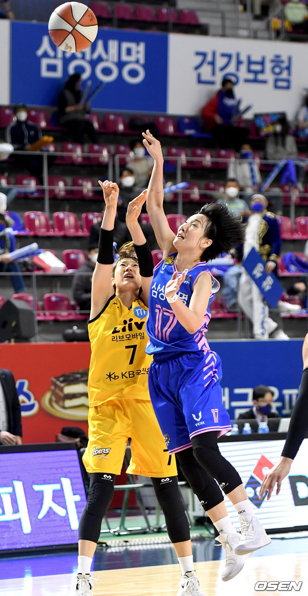 1쿼터, KB 강아정의 슛을 삼성생명 김보미가 블록하고 있다. / dreamer@osen.co.kr