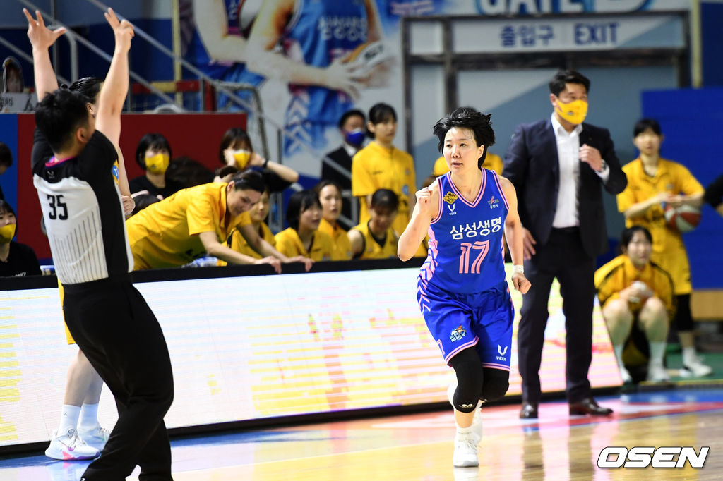 2쿼터, 삼성생명 김보미가 3점슛을 성공시킨 뒤 환호하고 있다. / dreamer@osen.co.kr