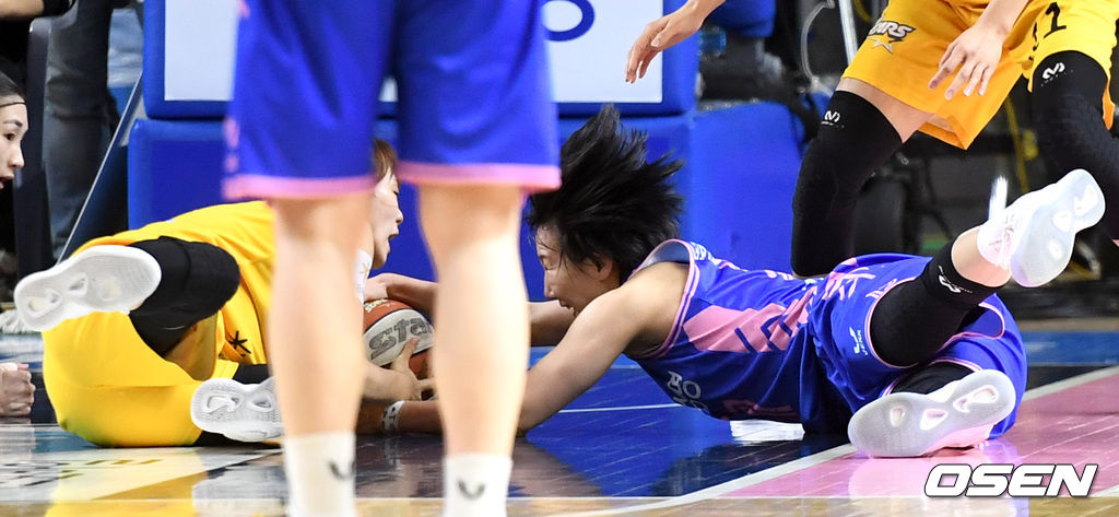 15일 오후 경기도 용인실내체육관에서 ‘KB국민은행 Liiv M 2020-2021 여자프로농구' 챔피언결정 5차전 용인 삼성생명과 청주 KB스타즈의 경기가 열렸다.2쿼터, KB스타즈 심성영과 삼성생명 김보미가 루즈볼 다툼을 벌이고 있다. / dreamer@osen.co.kr