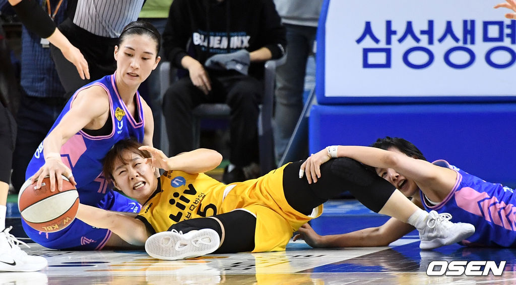 2쿼터, KB스타즈 심성영과 삼성생명 윤예빈-김보미가 루즈볼 다툼을 벌이고 있다. / dreamer@osen.co.kr