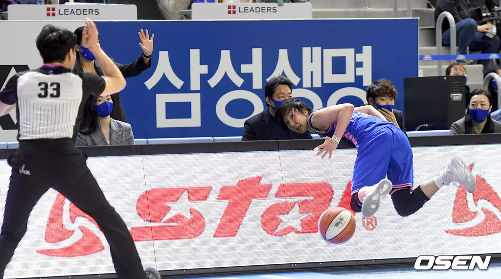 용인 삼성생명이 15년 만에 정상에 섰다. 임근배 감독이 이끄는 삼성생명은 15일 오후 7시 용인실내체육관에서 열린 'KB국민은행 Liiv M 2020-2021 여자프로농구' 챔피언결정전 최종 5차전 KB스타즈와 경기에서 74-57로 승리, 시리즈 전적을 3승 2패로 만들면서 우승을 확정했다.삼성생명은 지난 2006년 여름리그 이후 15년 만에 우승컵을 들어올렸다. WKBL이 단일리그제로 바뀐 이후 14년 만에 5차전까지 이어진 챔피언결정전에서 거둔 값진 승리이자 우승이었다.4쿼터 막판 삼성생명 김보미가 아웃되는 공을 살리기 위해 몸을 날리고 있다. / dreamer@osen.co.kr