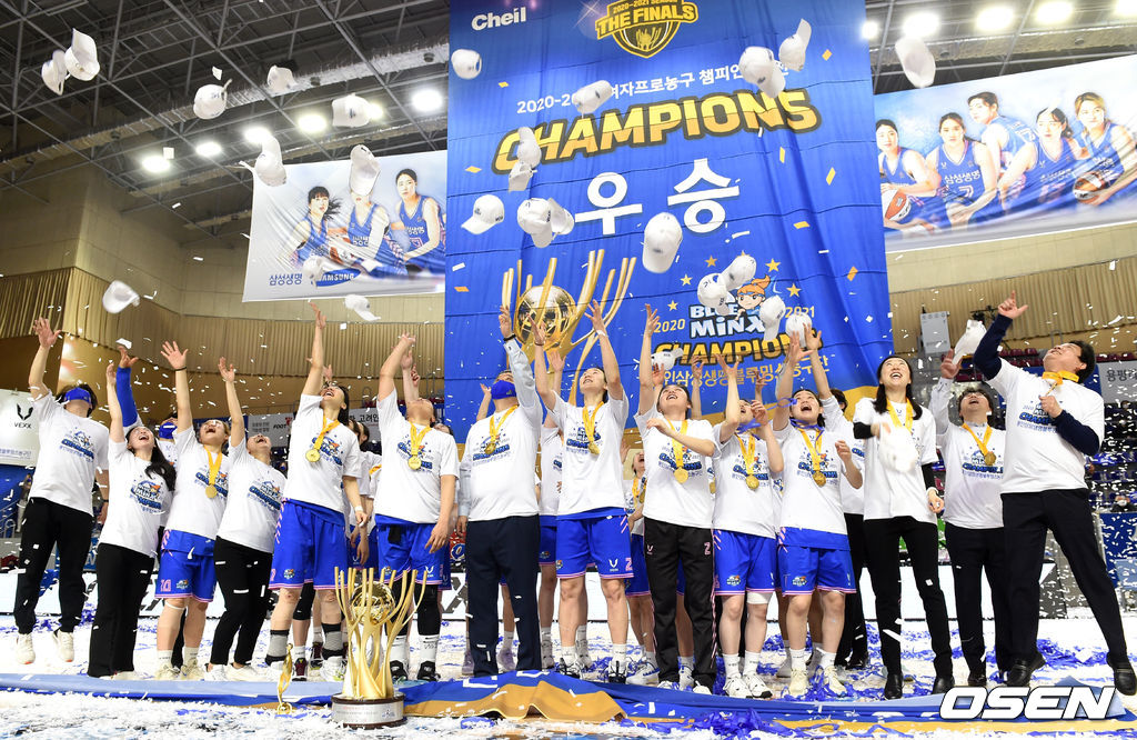 삼성생명 임근배 감독을 비롯한 코칭스태프와 선수들이 모자를 던지며 기뻐하고 있다. / dreamer@osen.co.kr