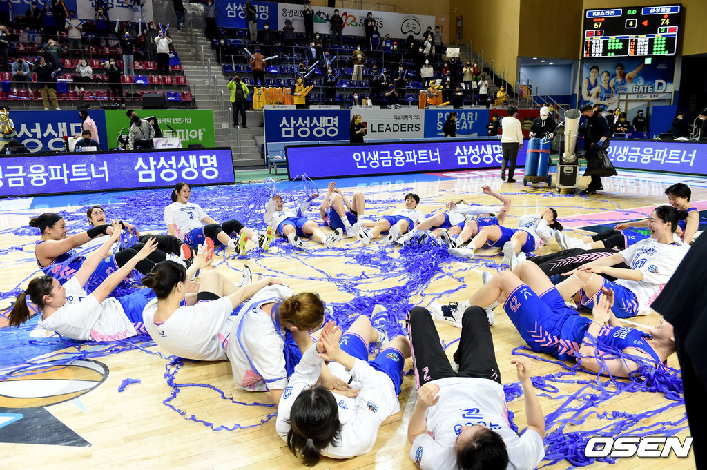 삼성생명 선수들이 우승 세리머니를 하고 있다. / dreamer@osen.co.kr